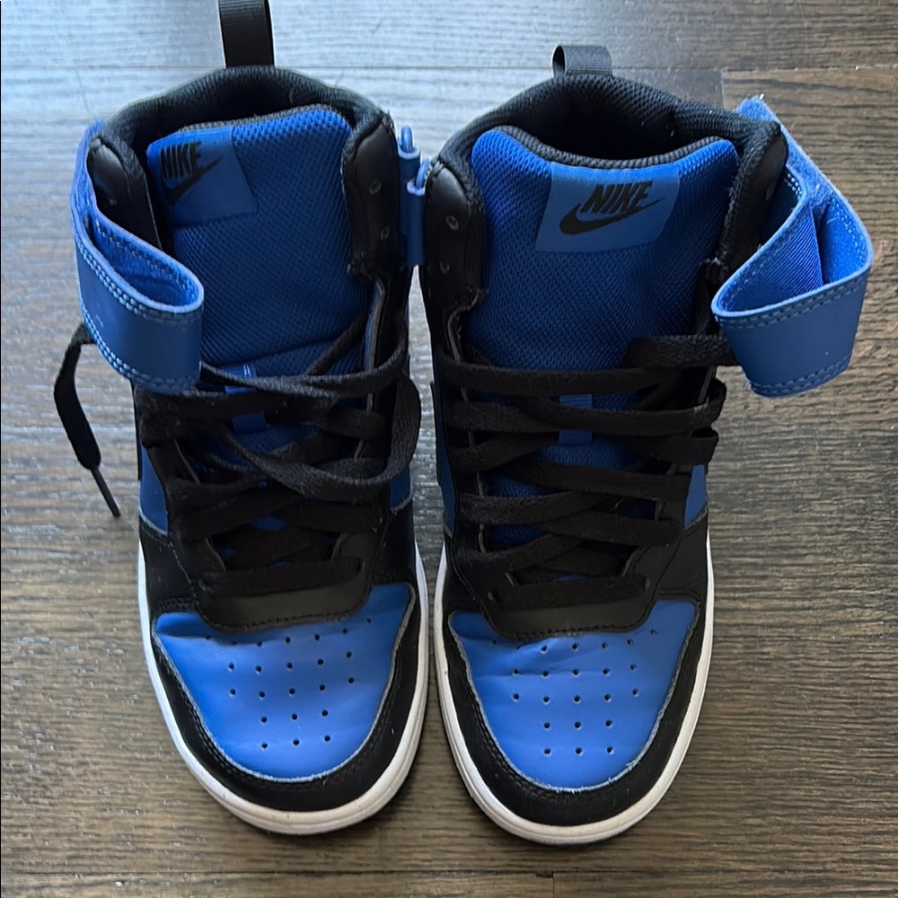 NIKE YOUTH COURT BOROUGH, SIZE 5 - WORN 2-3X!